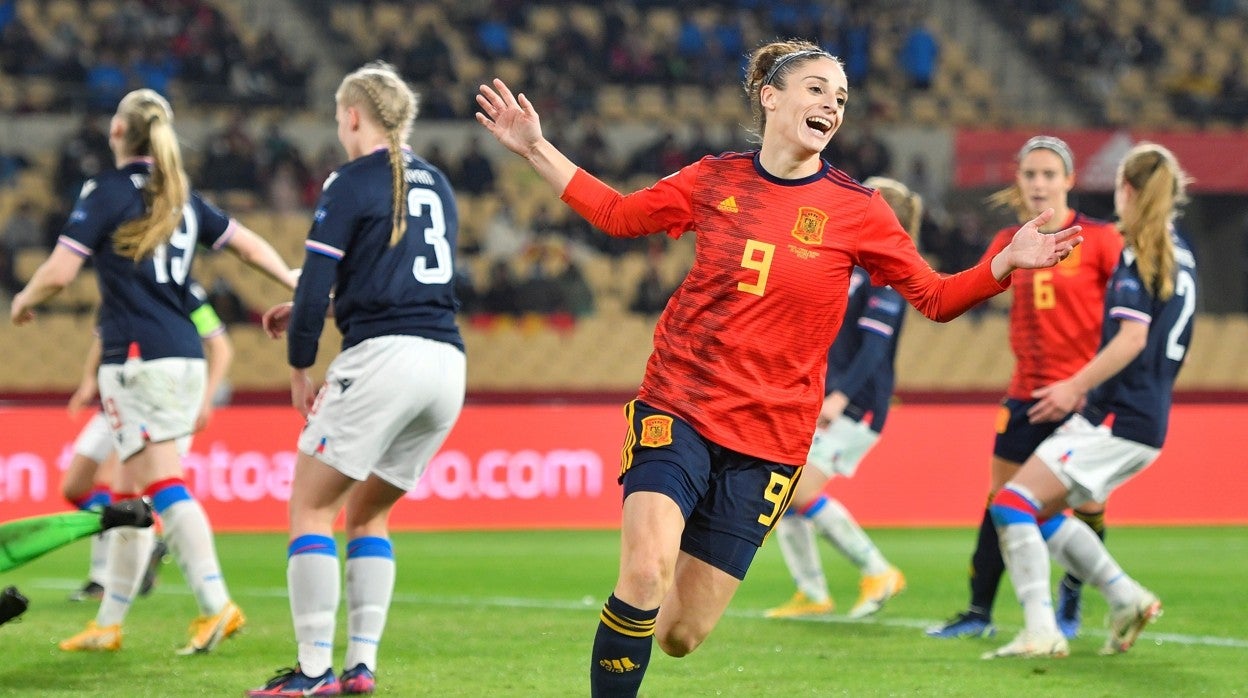 Esther González celebra uno de sus goles contra las Islas Feroe