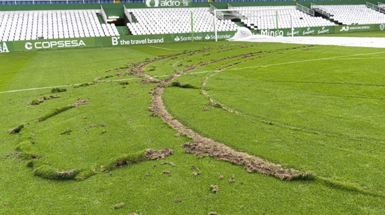 El césped de El Sardinero, tras el acto vandálico