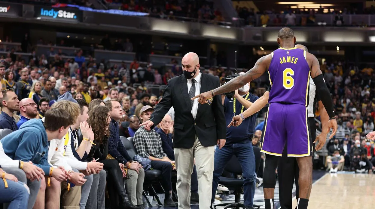 LeBron James, tras denunciar al árbitro del Pacers-Lakers los insultos recibidos desde la grada