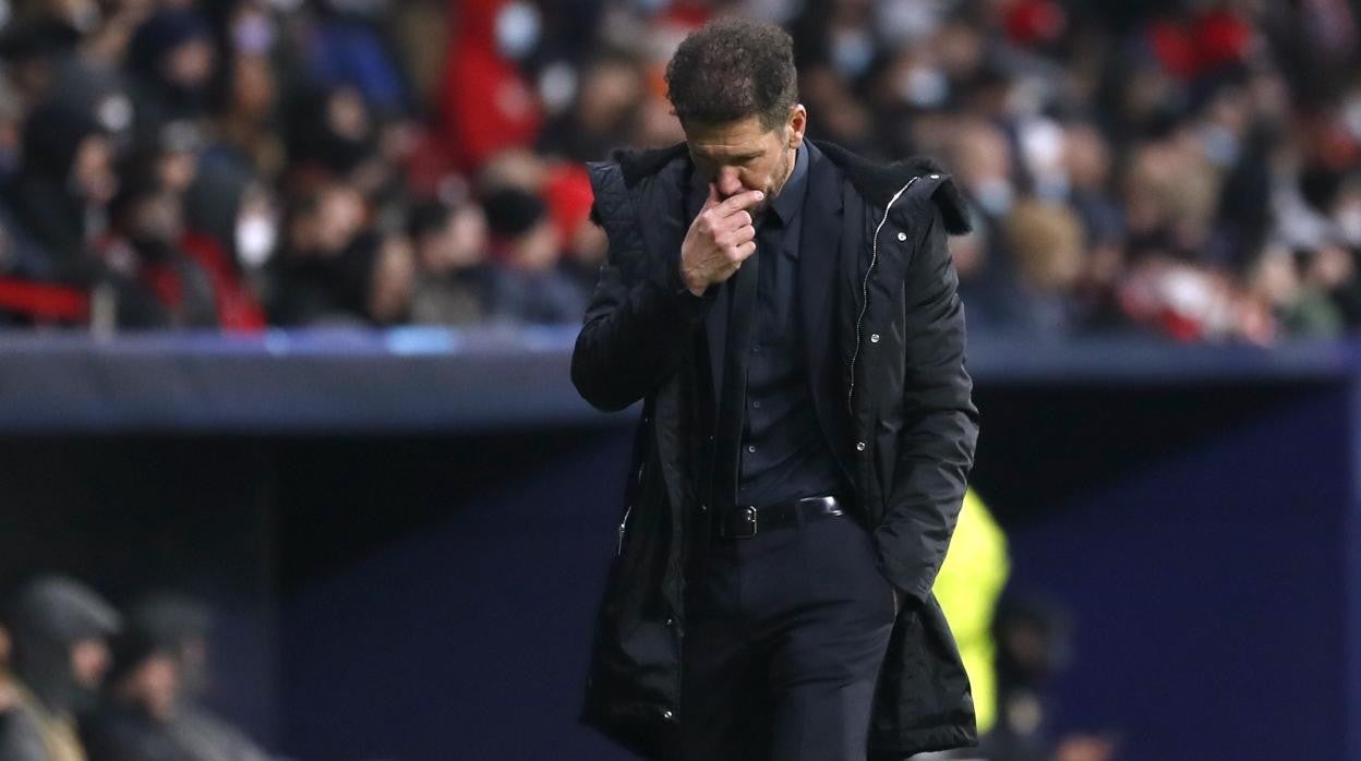 Simeone, pensativo, durante el partido de Champions ante el Milán