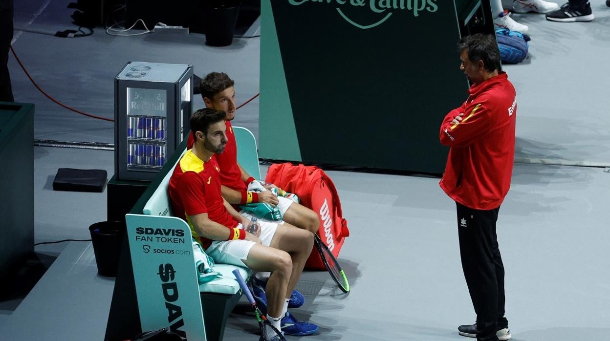 El capitán del equipo español, Sergi Bruguera, conversa con la pareja de dobles, Pablo Carreño y Marcel Granollers, durante el encuentro frente Ecuador