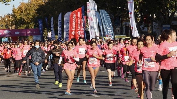 La 'marea rosa' colorea Sevilla en la Carrera de la Mujer Central Lechera Asturiana