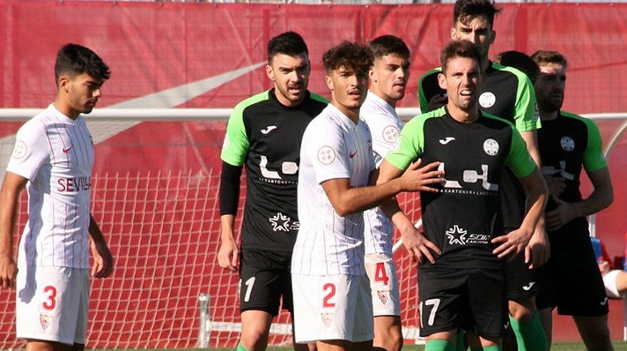 El Sevilla C defiende una falta lateral ante el Ciudad de Lucena