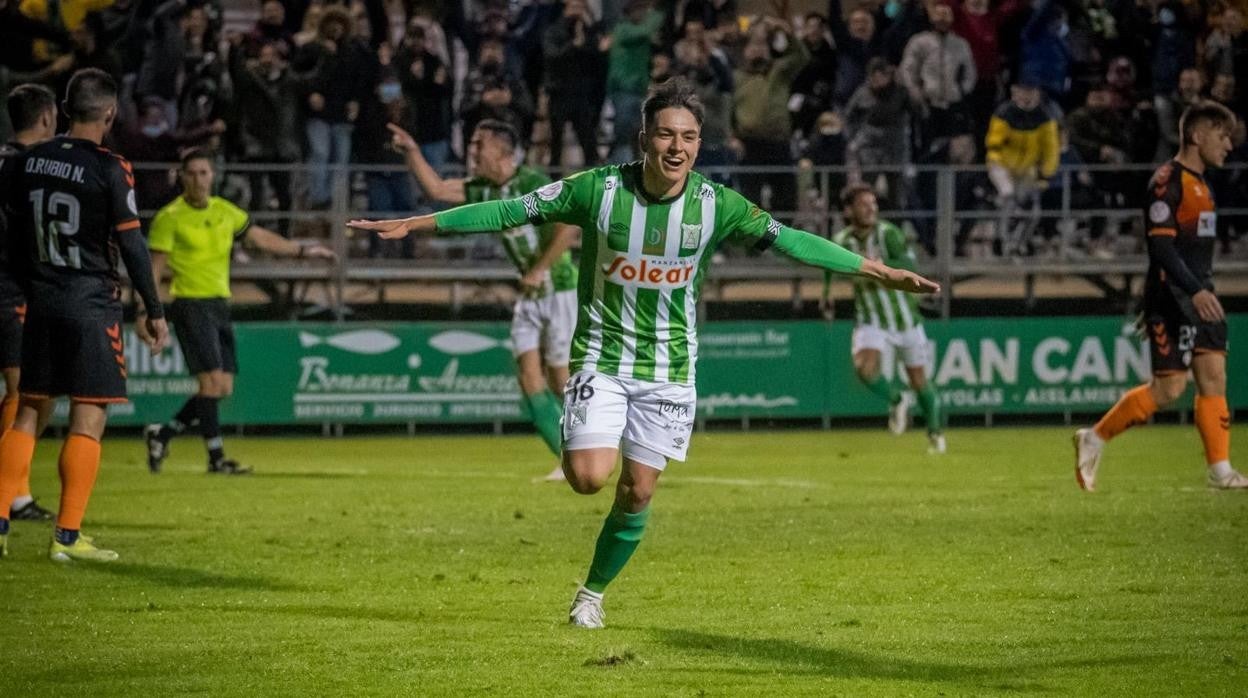 Miguelete celebra el primer tanto del Sanluqueño ante el Sabadell.