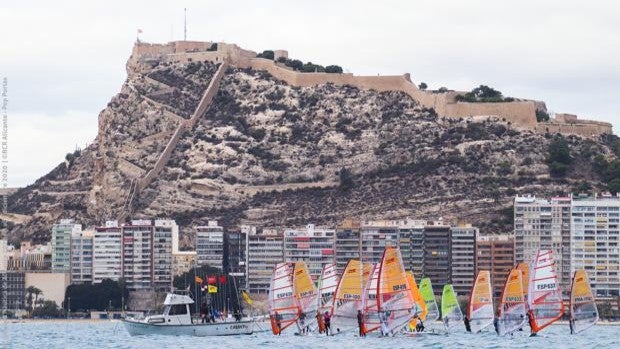 La 55ª Semana Náutica de Alicante inicia su singladura con la vela ligera