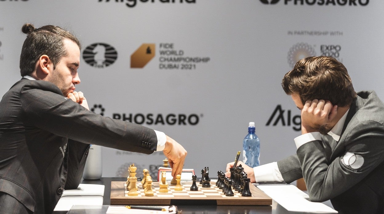 Nepo y Carlsen afrontaron la séptima partida no muchas horas después de perder la última