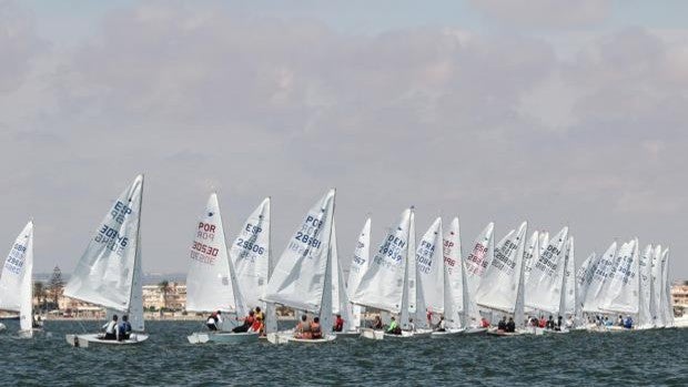 Los almerienses Fresneda lideran el Trofeo Armada de Snipe