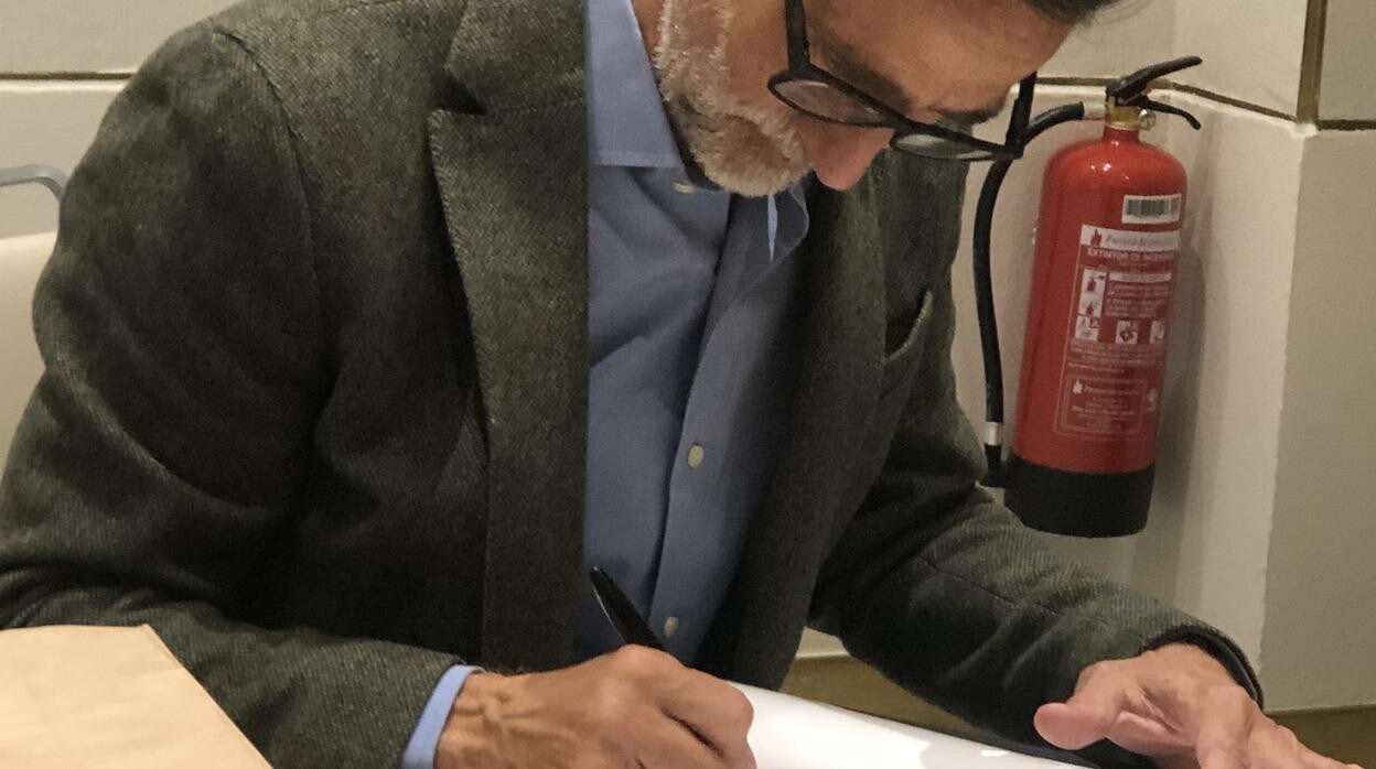 Pablo Ortega firma ejemplares durante la presentación de su último libro