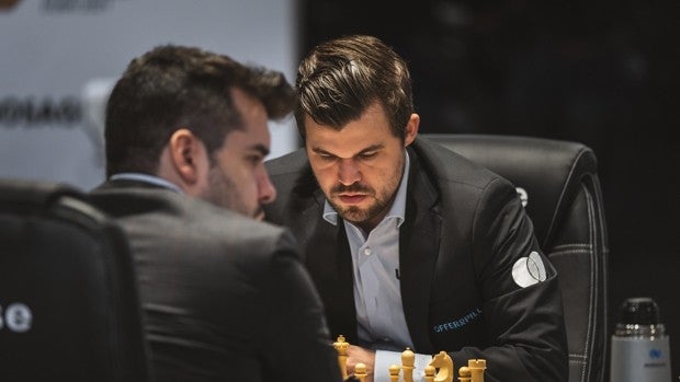 Carlsen y Nepo bailan agarrados