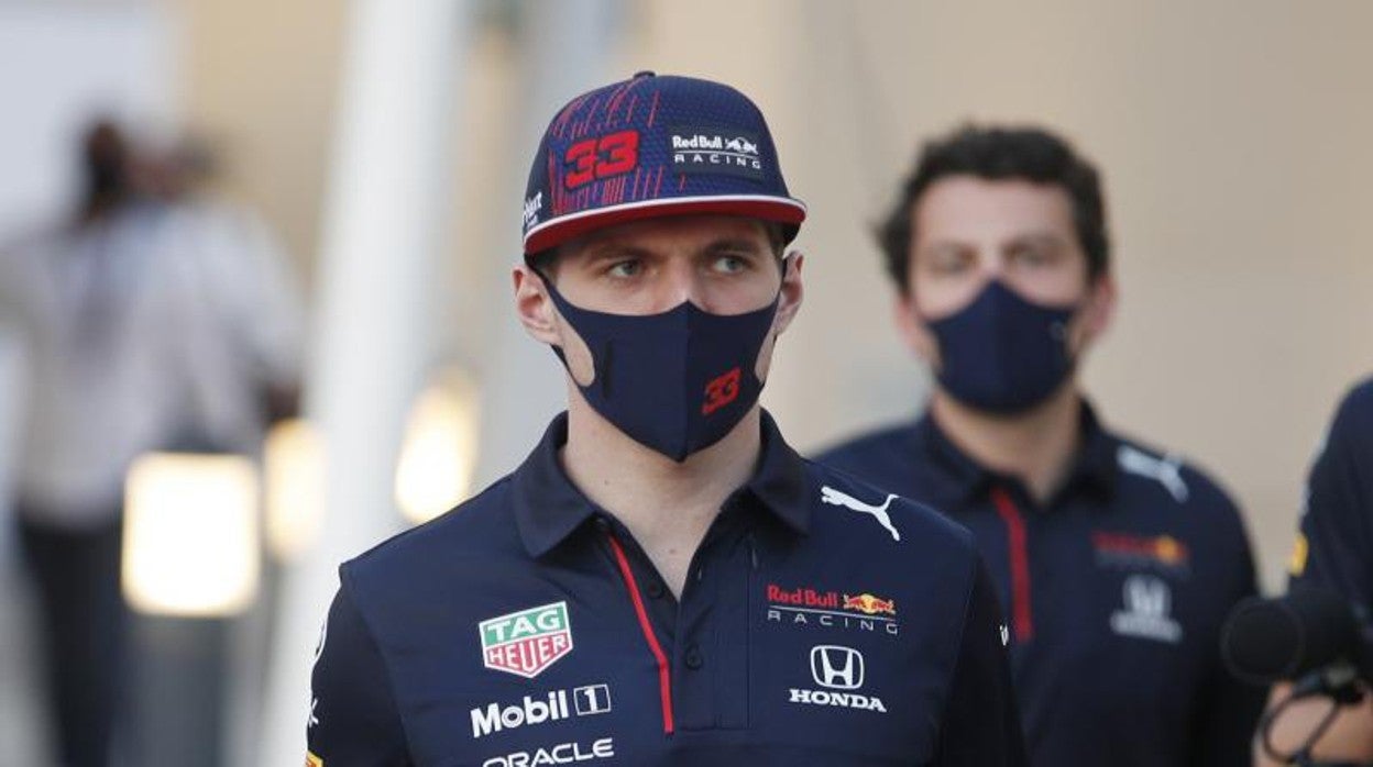 Lewis Hamilton y Max Verstappen, durante la rueda de prensa en Abu Dabi