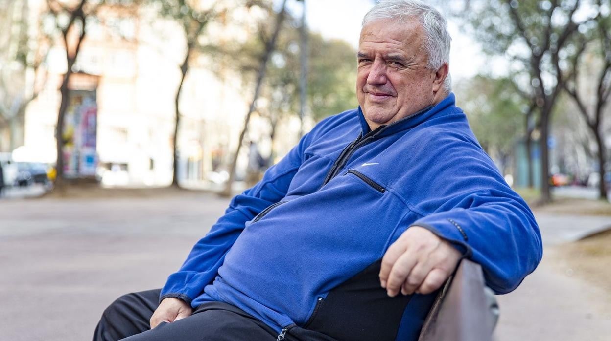 Albert Benaiges sentado en un banco en la Ciudad Condal