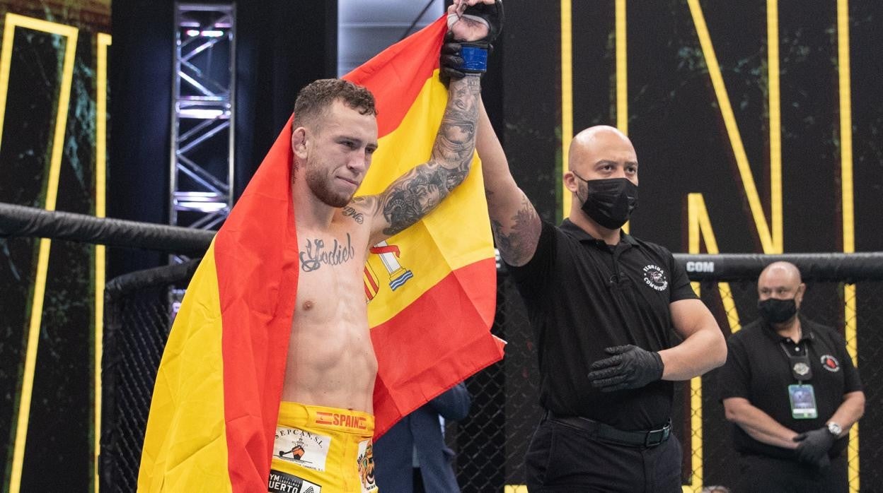 El español Kevin Cordero celebra su primera victoria en Combate Global