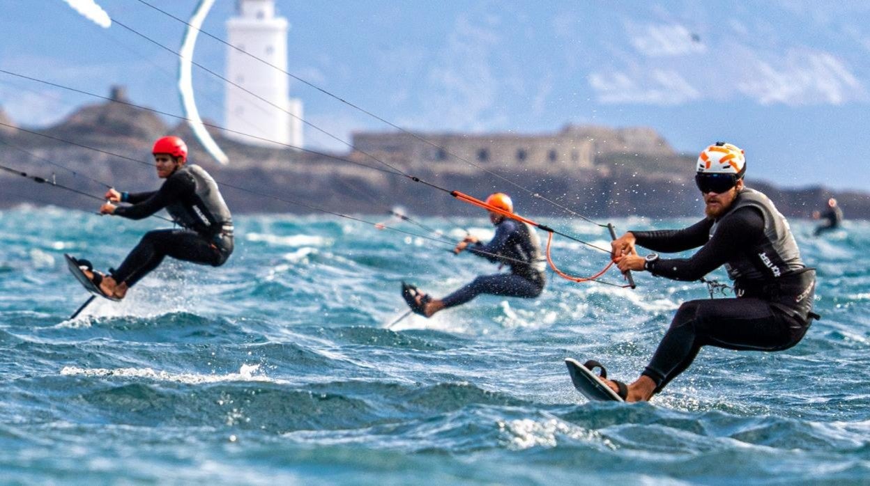 Denis Taradin, a la derecha, con el faro de Tarifa al fondo durante una de las mangas de hoy