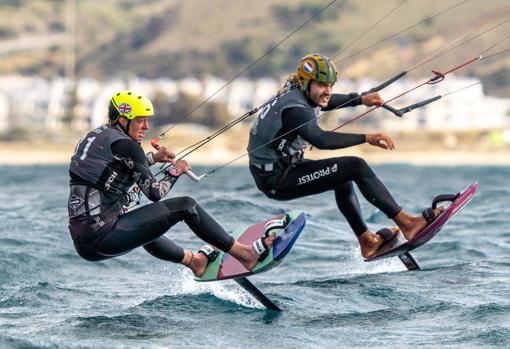 Ellie Aldridge, a la izquierda, compitiendo en la jornada de hoy de las Spirit of Adventure FKSS Tarifa