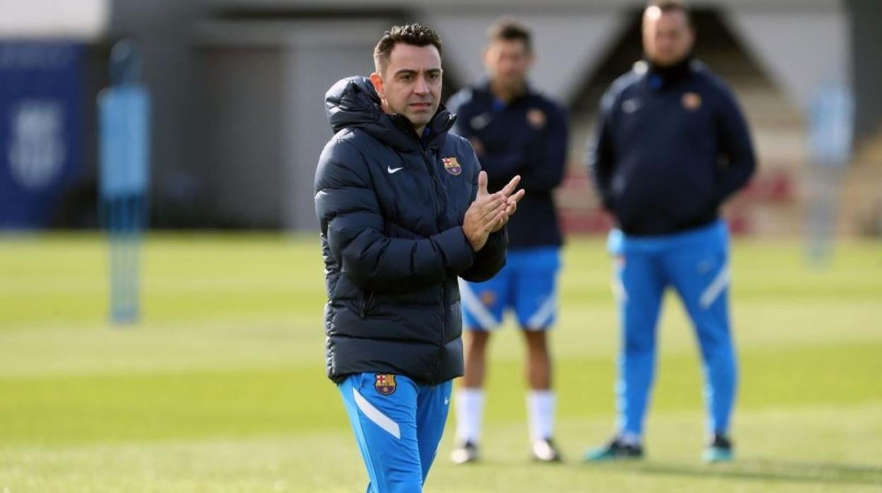 Xavi dirige el entrenamiento del Barcelona