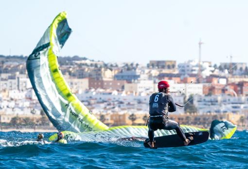 Maks Zakowski evita una serie de colisiones durante la regata de hoy de la Spirit of Adventure FKSS Tarifa