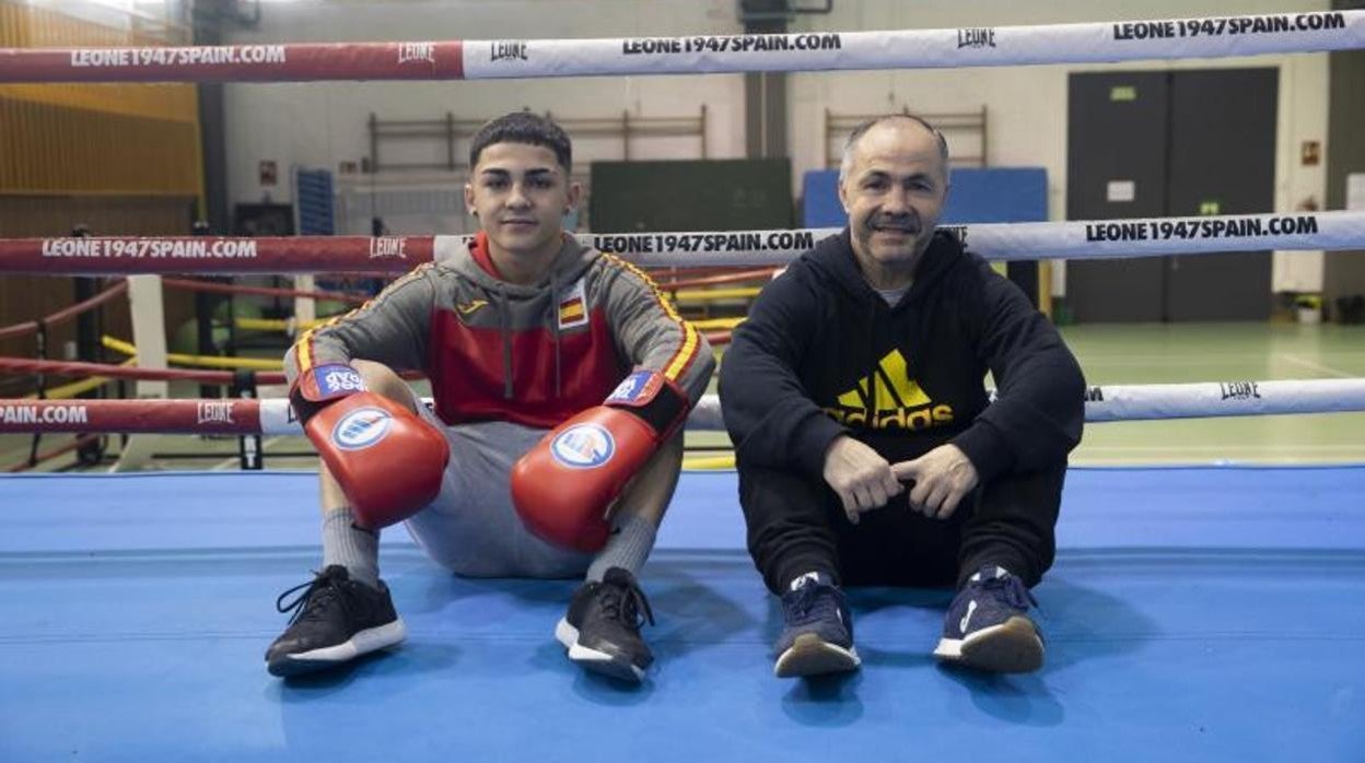 Rafa Lozano júnior y su padre posan para ABC en el gimnasio del equipo nacional