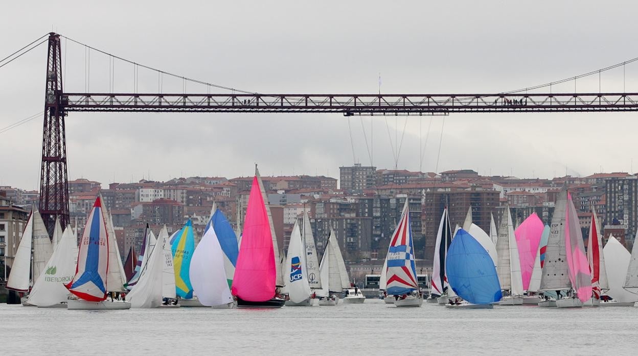 Cerca de 70 barcos vuelven a navegar bajo el Puente Colgante en la tradicional Regata del Gallo