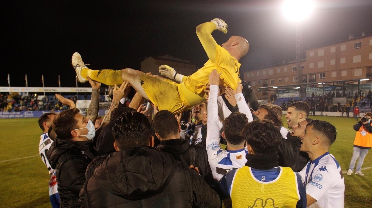 Los jugadores del Alcoyano elevan a José Juan, el hombre clave en su victoria ante el Levante