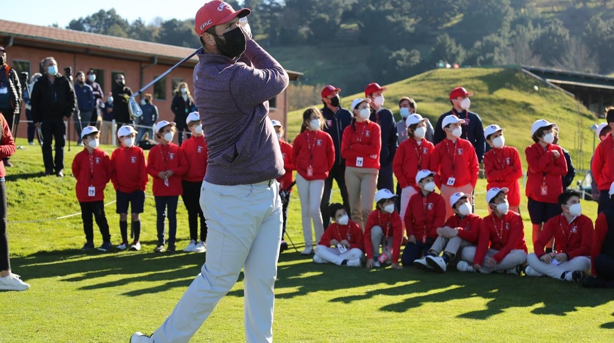 Jon Rahm acudió por tercera vez a su cita con los más pequeños en Meaztegui Golf