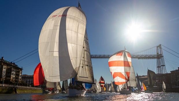 70 barcos ofrecen una imagen espectacular bajo el Puente Colgante en la tradicional Regata del Gallo