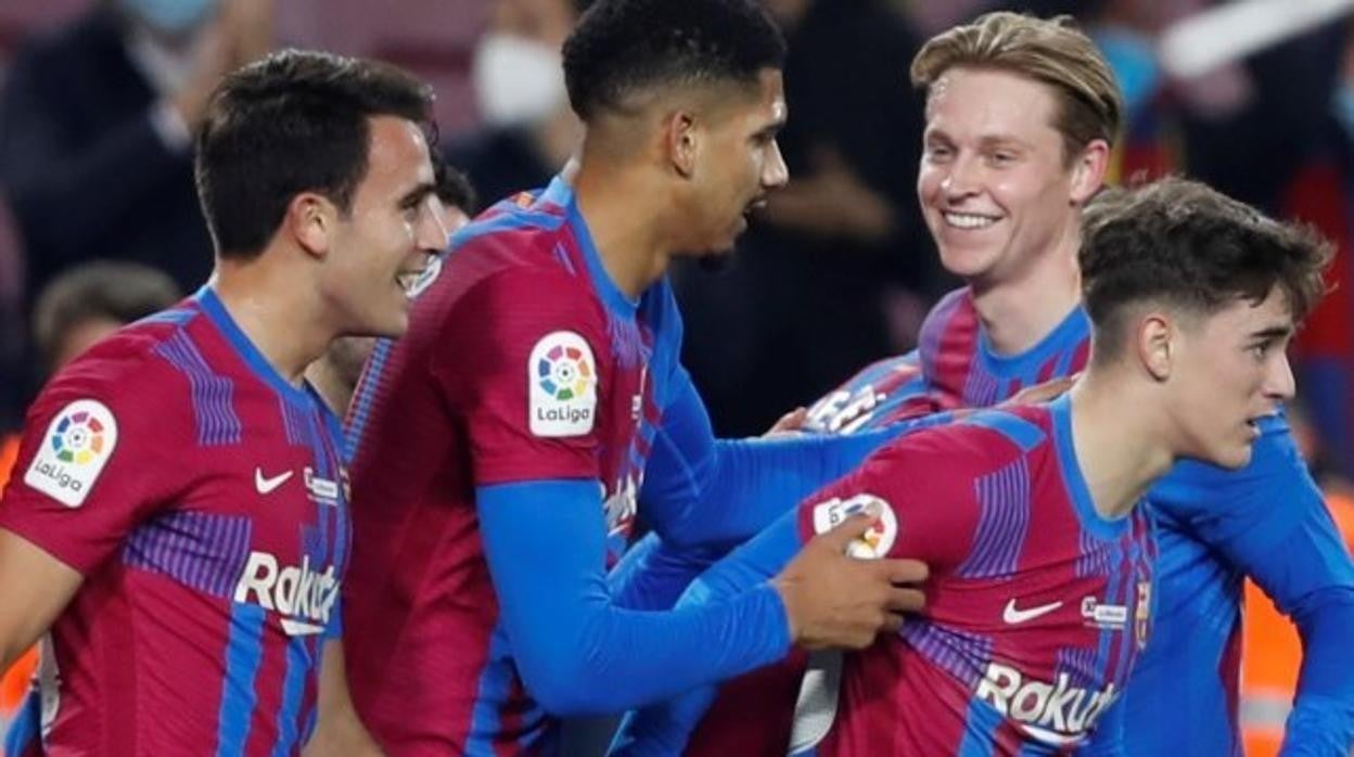 Los jugadores del Barcelona celebran el gol de Gavi