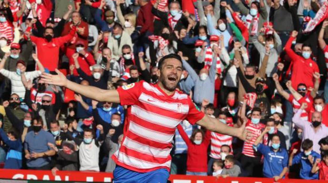 Jorge Molina celebra uno de sus goles en el Granada-Mallorca
