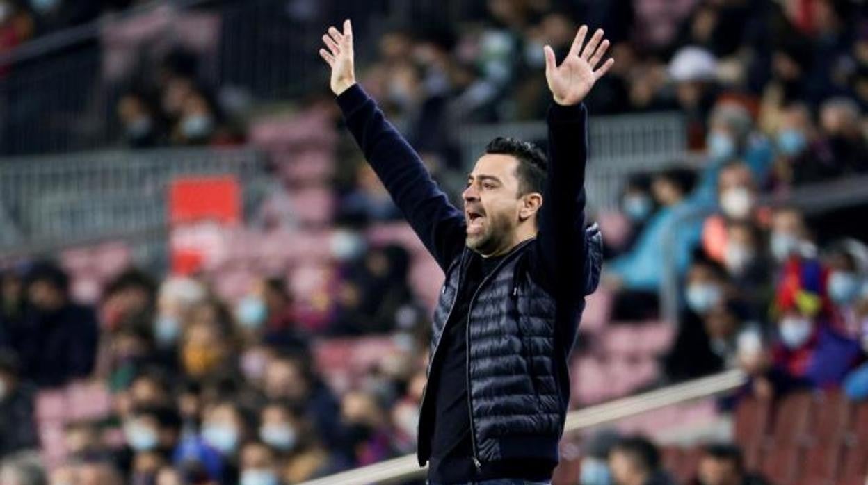 Xavi reclama atención durante el partido ante el Elche