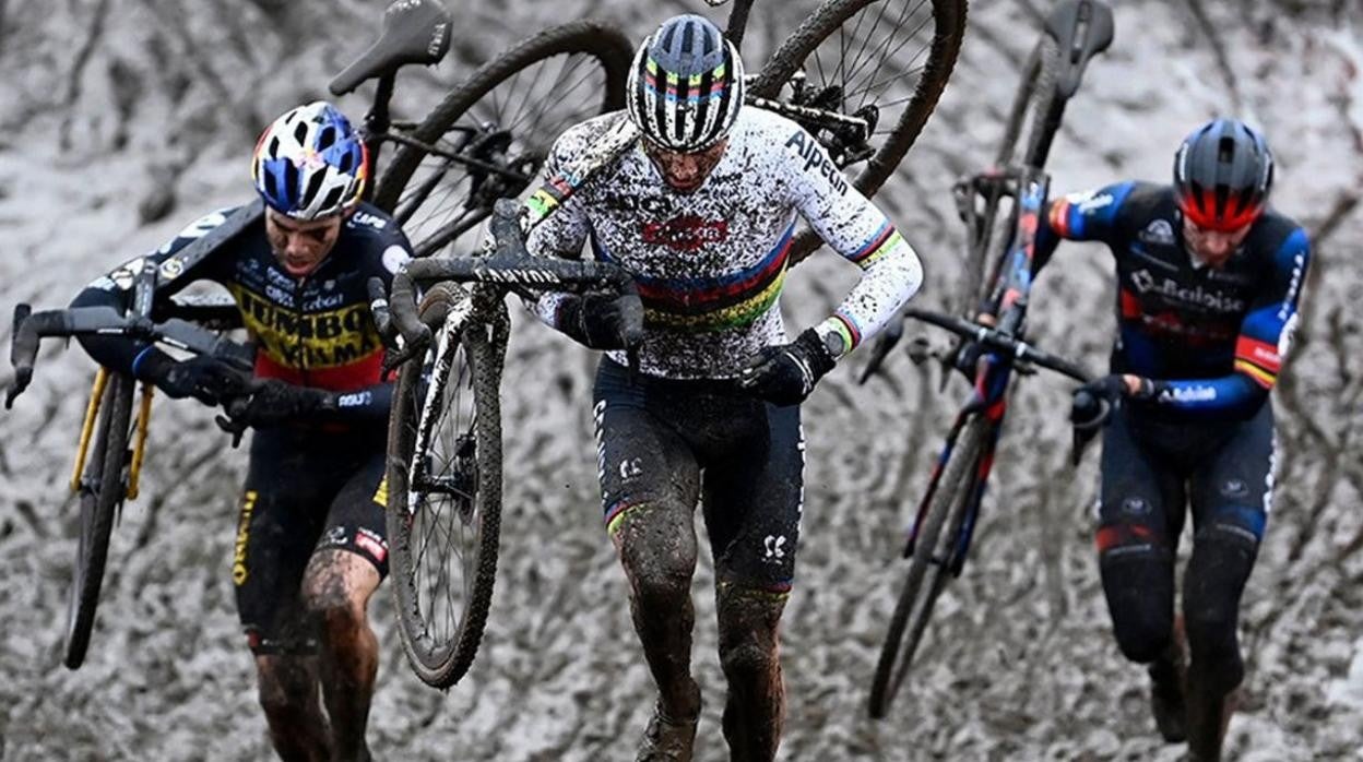 Van Aert gana el duelo ante Van Der Poel en la Copa del Mundo de ciclocrós