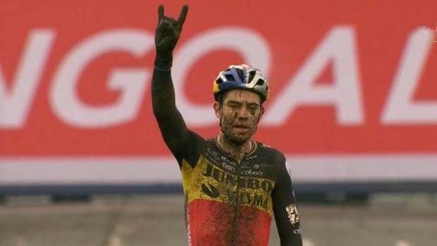 Van Aert gana el duelo ante Van Der Poel en la Copa del Mundo de ciclocrós