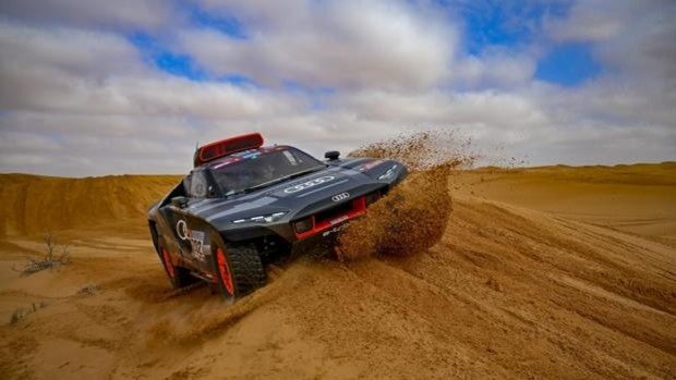 Carlos Sainz logra su primera victoria con un coche eléctrico