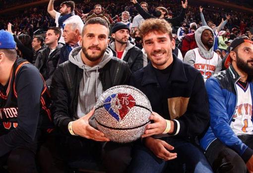 Koke y Griezmann en un partido de la NBA sin mascarilla