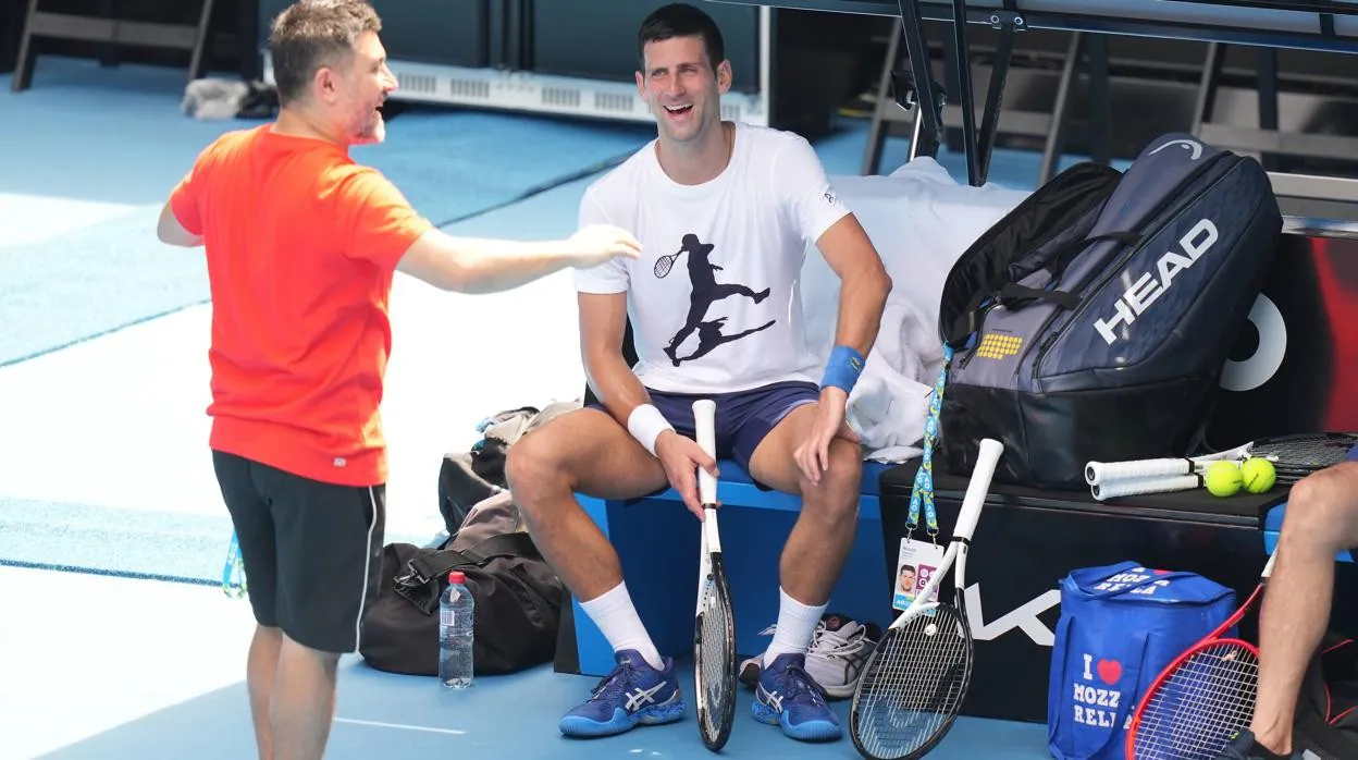 Novak Djokovic, durante una pausa en sus entrenamientos en la Rod Laver Arena