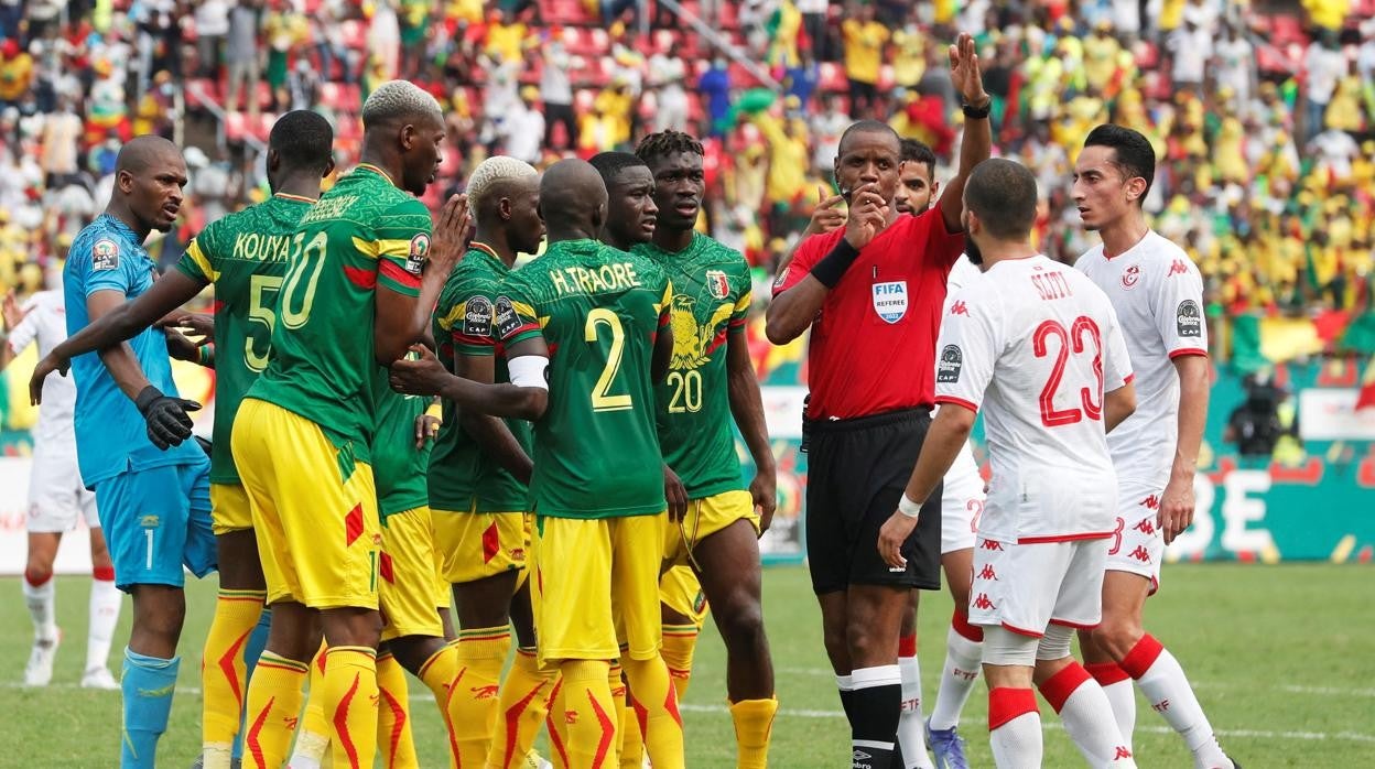 El árbitro Janny Sikazwe, tras declarar el final del Túnez-Mali antes de tiempo