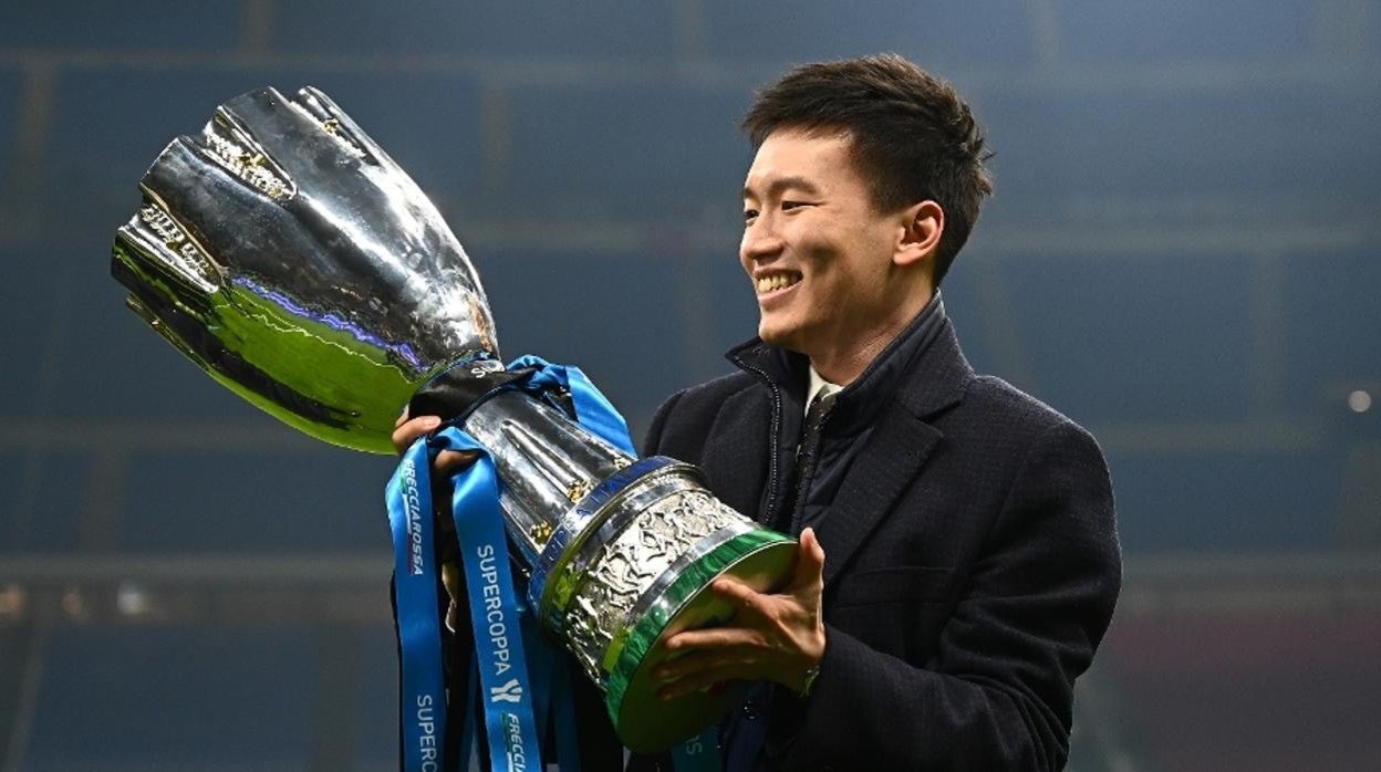 Steven Zhang sujeta el trofeo de la Supercoppa, el último título ganado por el Inter de Milán