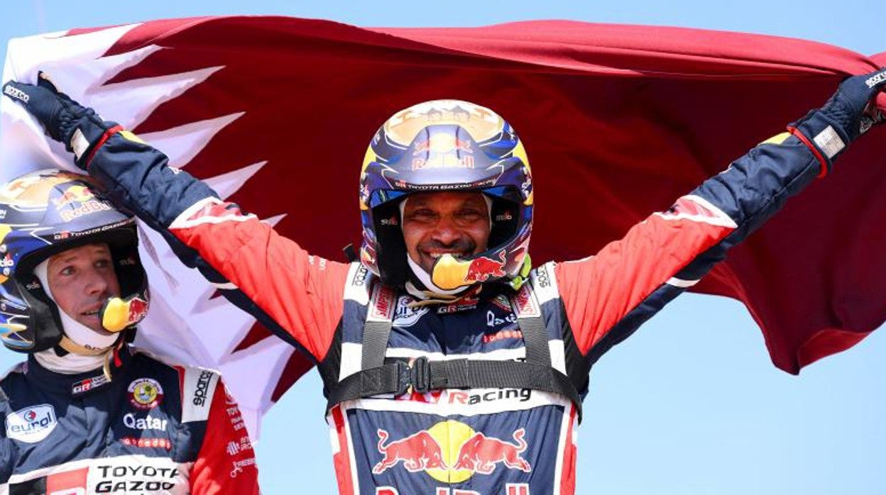 Nasser Al Attiyah, junto a su copiloto Matthieu Baumel, celebra su victoria en el Dakar