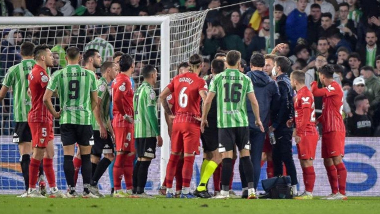 Momento del partido entre el Betis y el Sevilla