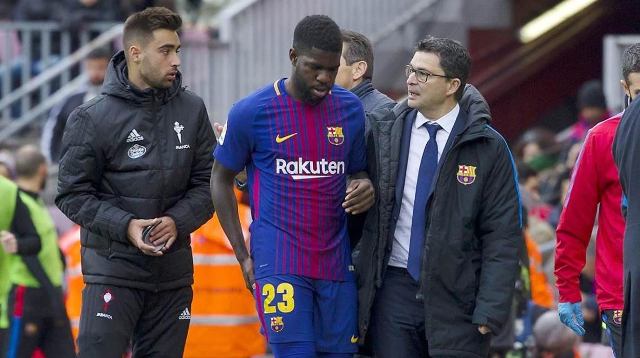 El doctor Ricard Pruna conversa con Samuel Umtiti