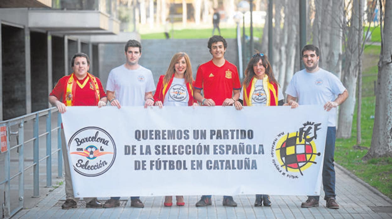 Los miembros de Barcelona con la selección posan para ABC con una pancarta reivindicativa