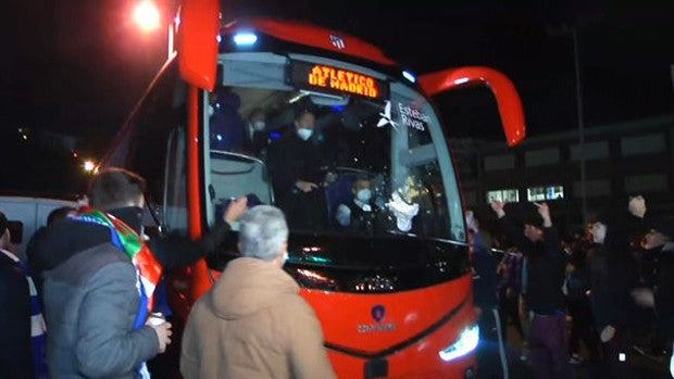 El Atlético, recibido a pedradas en Anoeta