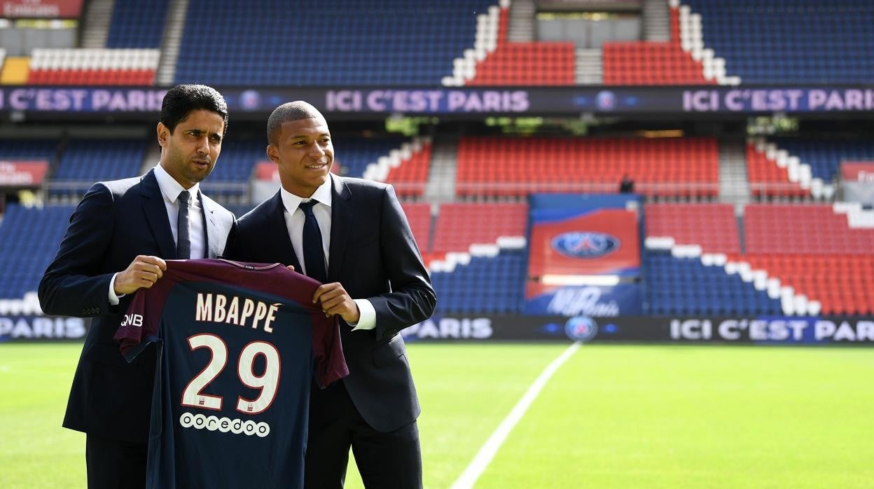 Nasser Al-Khelaifi busca una renovación como esta, firmada en 2017, aunque sea para jugar un año en el PSG