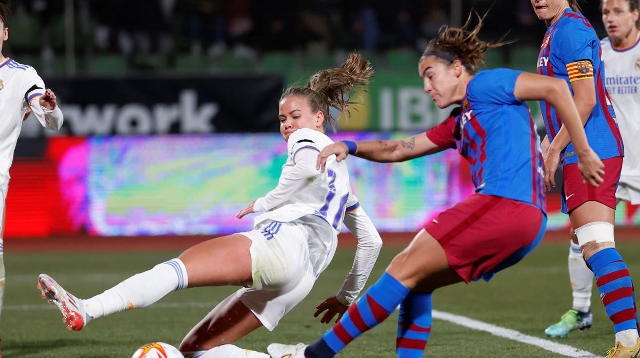 Caroline Møller y Patri Guijarro, durante un lance del partido