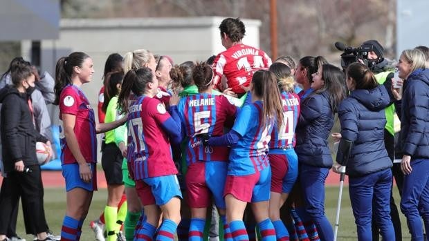 El emotivo manteo de las jugadoras del Barça a Virginia Torrecilla tras superar un cáncer