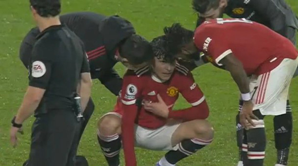 Lindelof, defensa del United, se queja de un dolor en el pecho en el duelo ante el Norwich, el 11 de diciembre