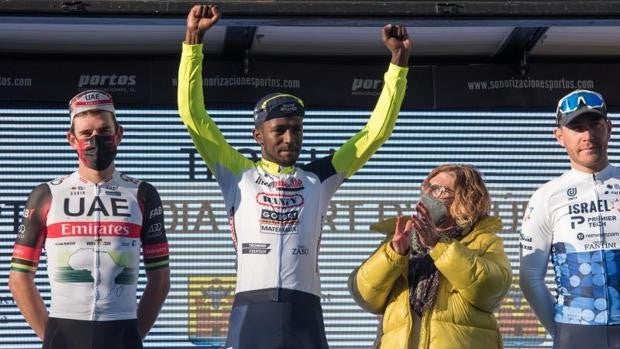 El africano Biniam Girmay se lleva el primer esprint en Mallorca