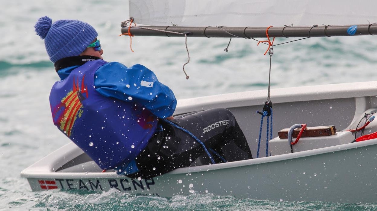 Weka Bhanubandh y Carlota Gómez, primeros líderes en el Euromarina Optimist Torrevieja