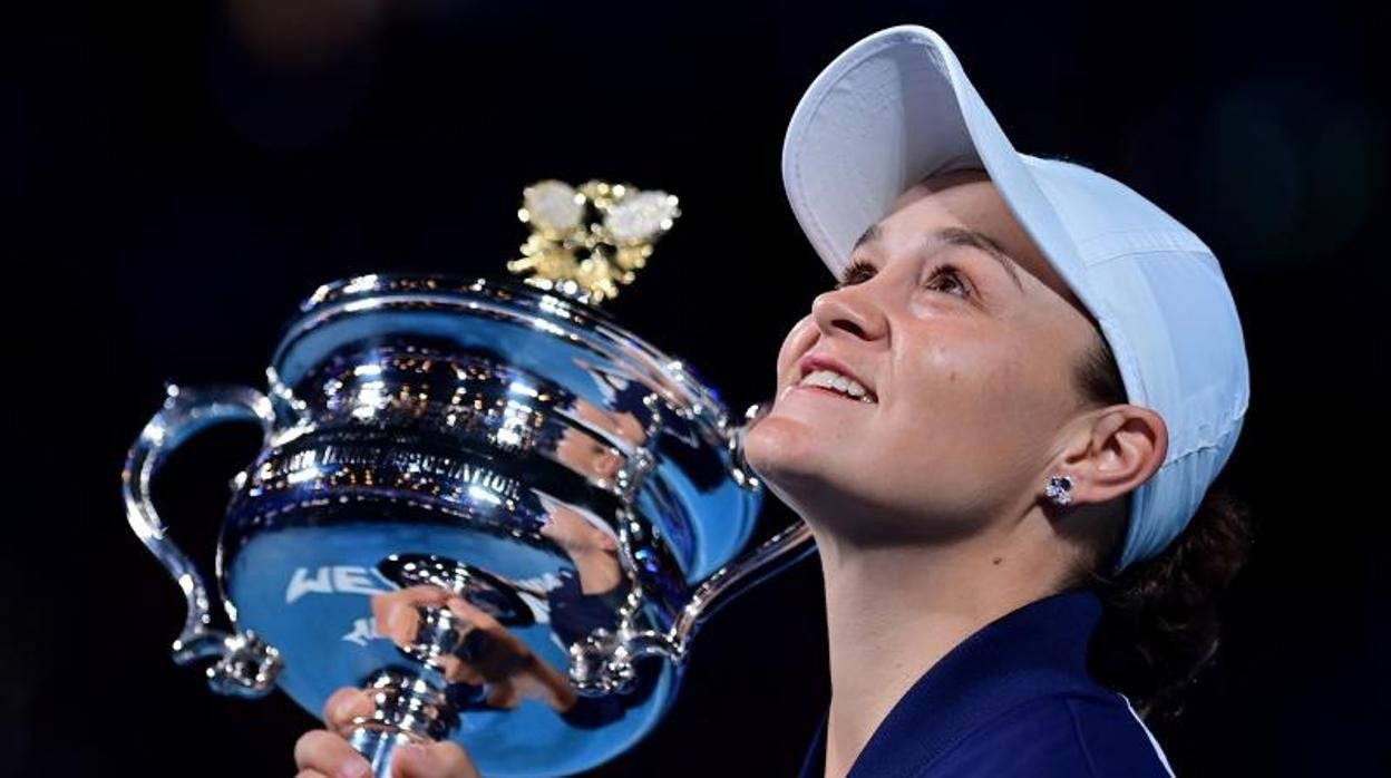 Ashleigh Barty sonríe tras coronarse como campeona del Abierto de Australia 2022