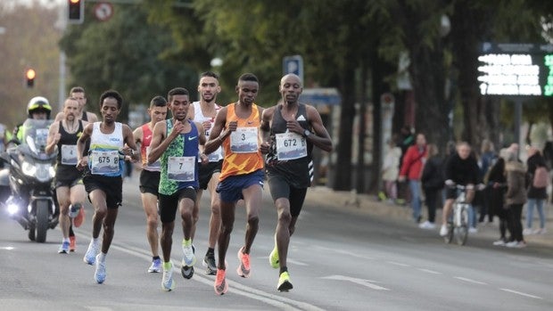 El keniata Sebastian Kimaru pulveriza el récord histórico de la EDP Media Maratón Sevilla 2022