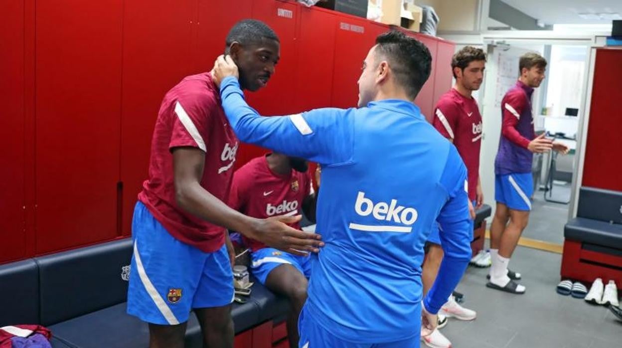 Xavi saluda a Dembélé durante su primer día como entrenador del Barcelona