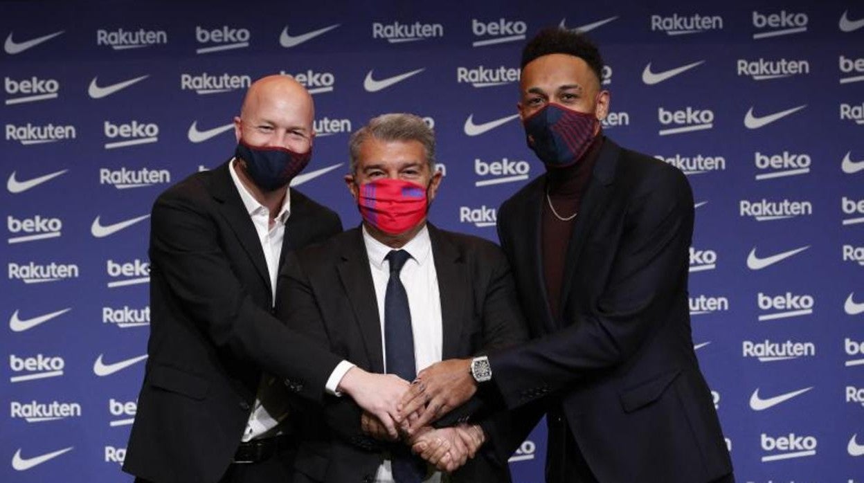 Jordi Cruyff, Joan Laporta y Aubameyang entrelazan sus manos